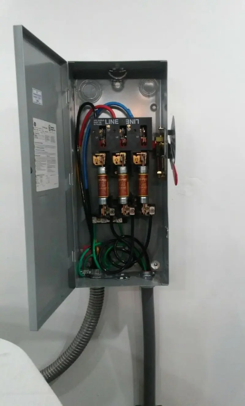 Three-phase disconnect switch installed for Smoke Detector Installation in Oak Forest